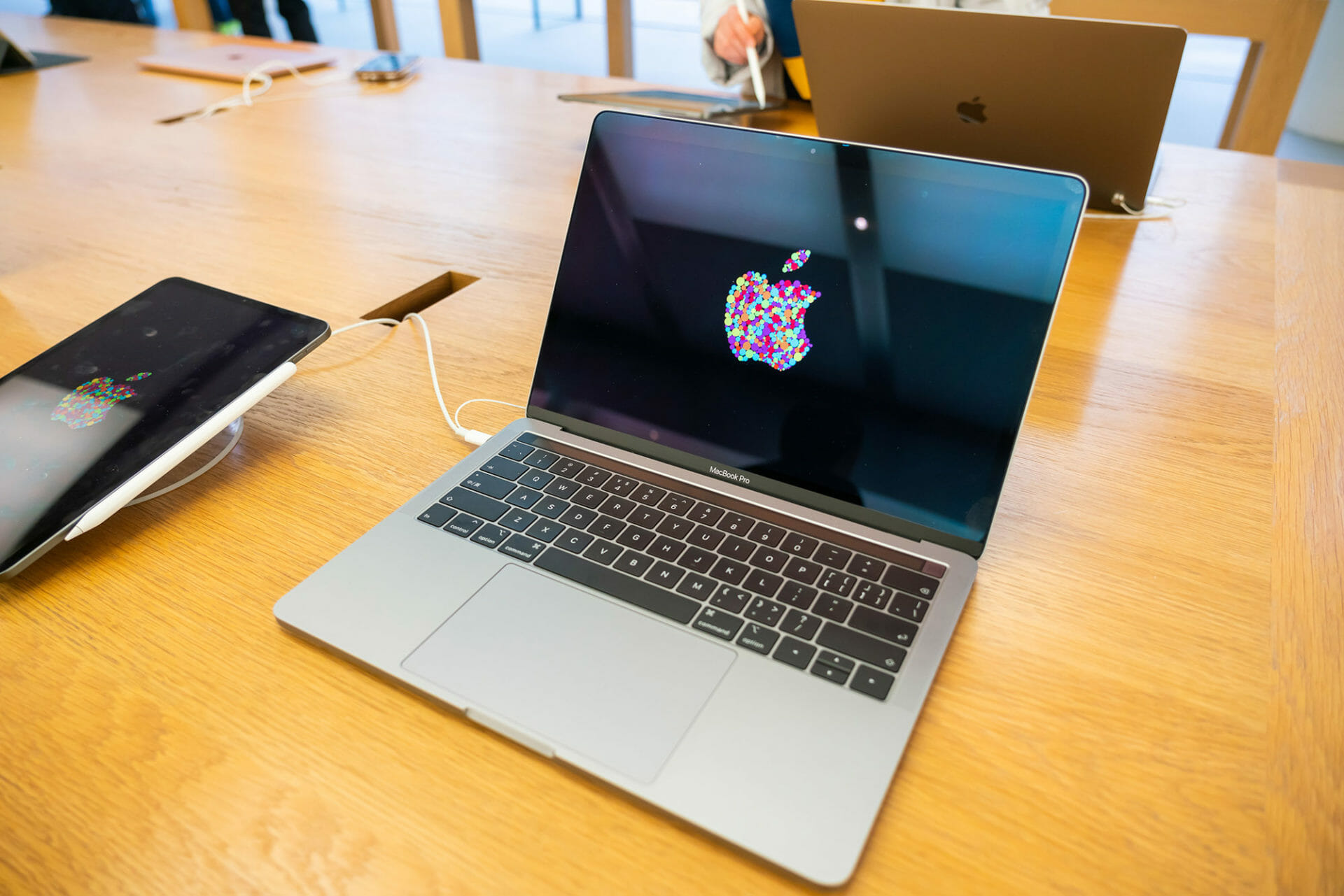 MacBook Pro di atas meja