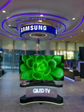 Samsung TV  model exposed  in the public  space