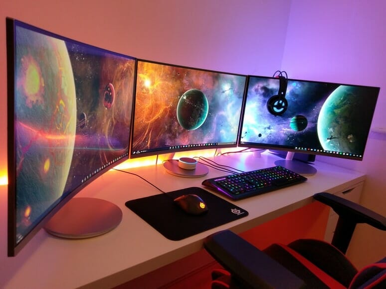 3 monitors for gaming on the desk
